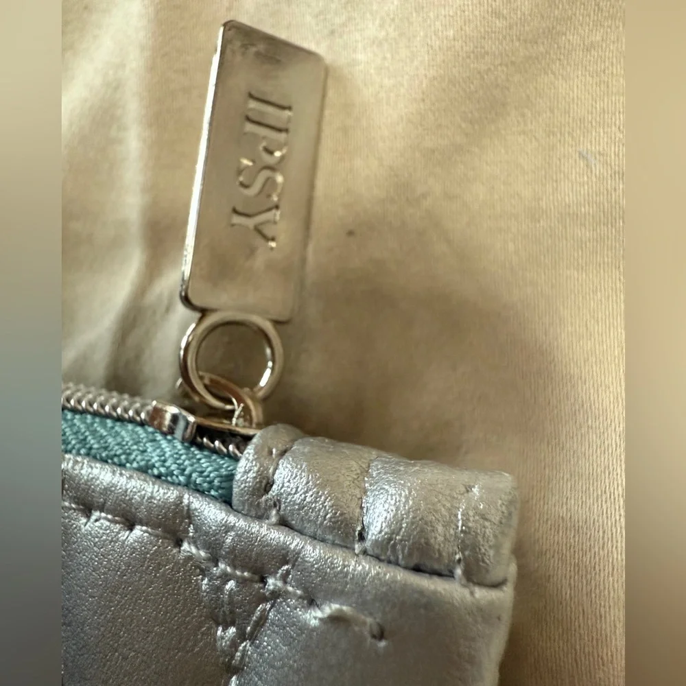 💙 4/$20 Silver Ipsy Cosmetics Bag